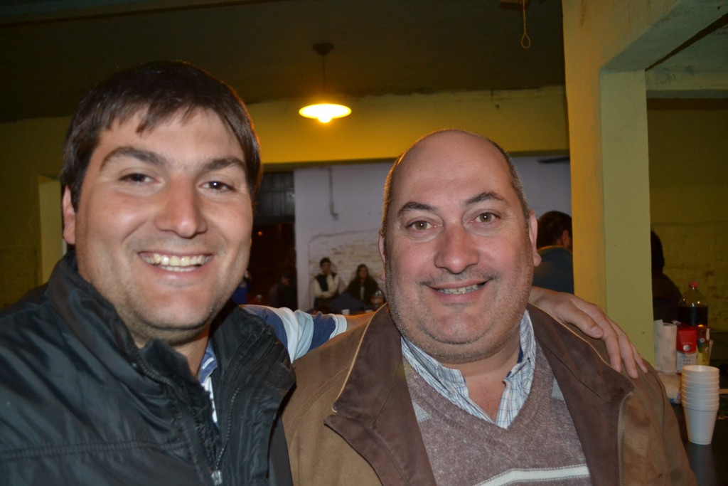 Laureano Papini y Ángel Olivetto esperando los choripanes.