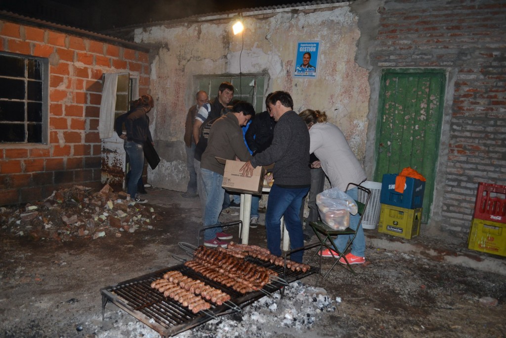 La parrilla, llena de chorizos.