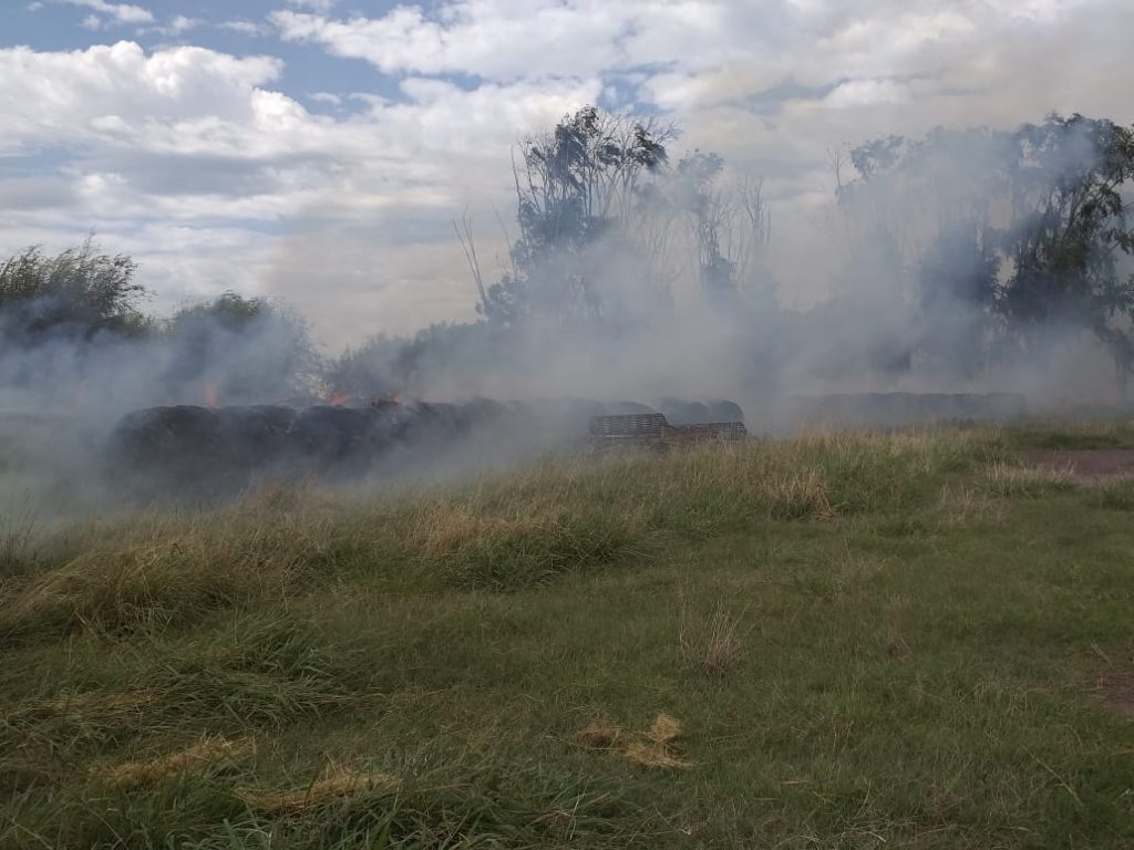 El fuego declarado sobre los rollos de pasto