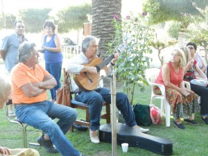 Alberto Burgos y Omar Nieto interpretando sus canciones.