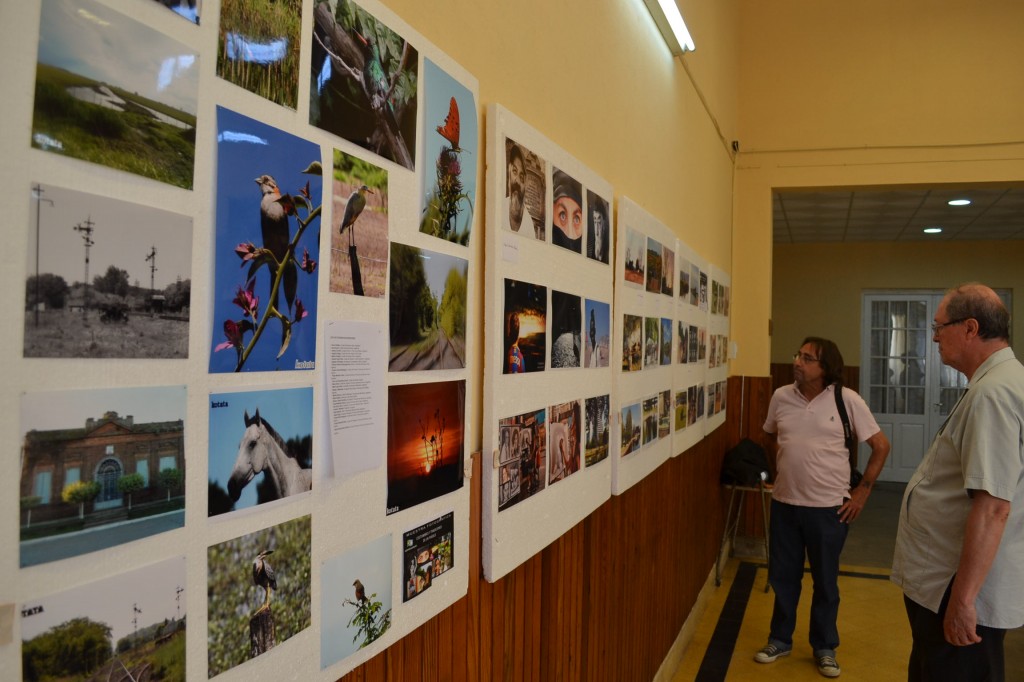 15/12/14- En pasado viernes, dio inicio una excelente muestra fotográfica en las instalaciones de la Escuela de Actividades Culturales, “Costumbres y Tradiciones de un Pueblo”, organizado por el COA Chingolo Rawson, y se extenderá hasta el próximo viernes, de 18 a 21 horas. En la misma, exponen sus trabajos fotógrafos de distintos puntos del país, entre ellos, de Rawson, Roberto “Kotata” Falcioni –presidente del COA Local- y de España.