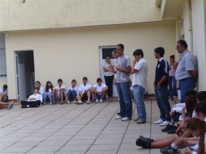 Simone y Dicundo en la Escuela Secundaria de Rawson.