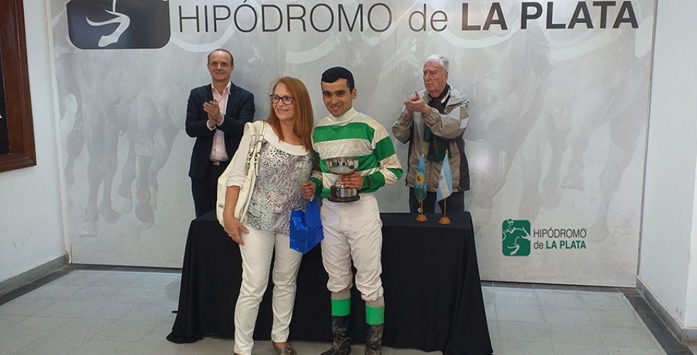 Maria Cirulli entrega al premio al ganador,  Sergio Barrionuevo