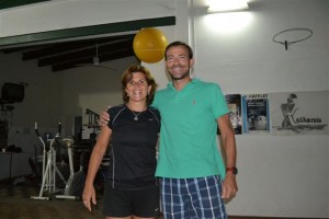 Martín Soubelet junto a la profesora María Fernanda Zanlungo en gimnasio Katharsis, lugar dónde brindó una charla sobre el Ironman.