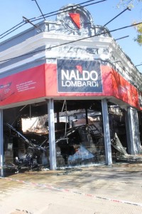 Frente del edificio de Naldo Lombardi ncendiado. Foto: Kotata.