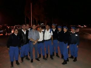 Ciminelli con efectivos de la Policía Local de Chacabuco en la Costa