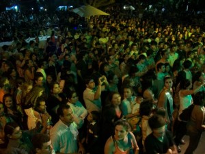 Mucha gente frente al escenario para ver al Toro Quevedo.