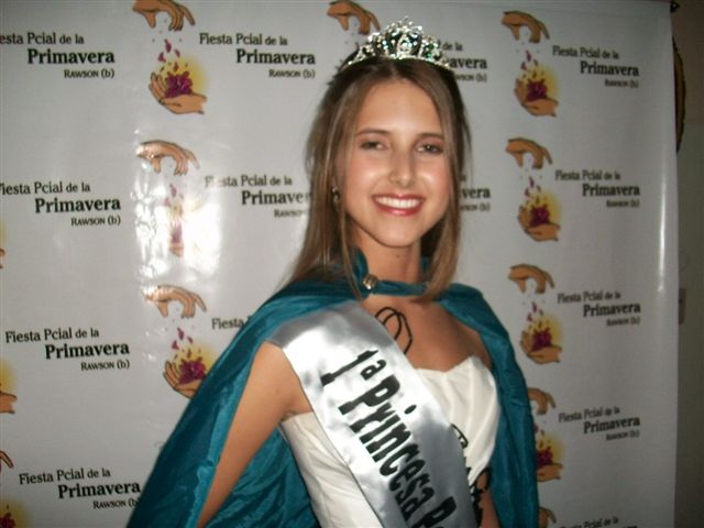 Samantha Lespade, cuando había sido elegida el pasado mes de noviembre como 1º Princesa de la XXVIII Fiesta Provincial de la Primavera en Rawson.
