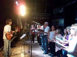 El Coro de Rawson  interpretando Canción de Fiesta, junto al Profesor Christián Fagan.