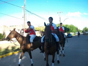 En el desfile criollo, integrantes del equipo de Pato Los Redomones.