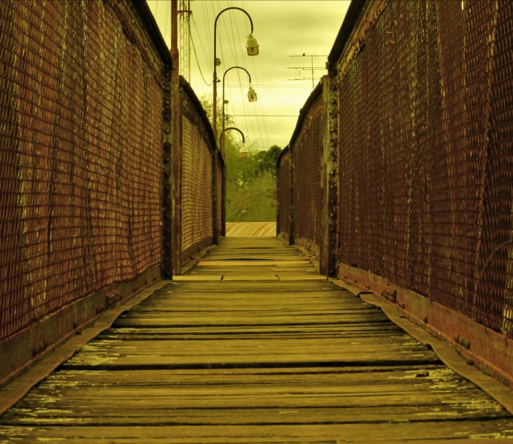 30/1/18- Vista del puente que cruza las vías del Ferrocarril Gral. San Martín, desde avenida Roque Sáenz Peña a avenida Vieytes: Crédito de la imagen: Guillermo Talento.