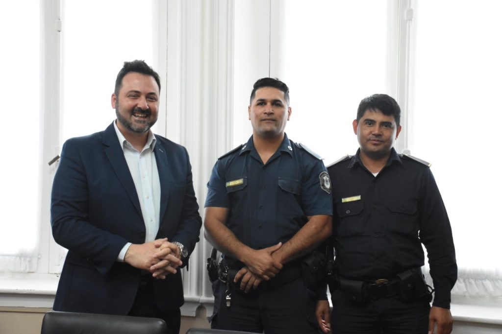  Los policías Loto y Sánchez fueron reconocidos por el Intendente Municipal