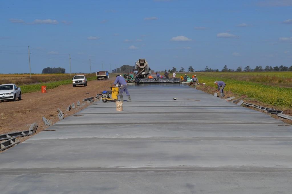 Trabajos de repavimentación en acceso a Castilla.