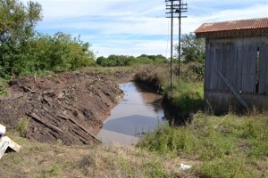 De a poco el agua comienza a circular por el canal de vías del ferrocarril y avenida Roque Sáenz Peña.