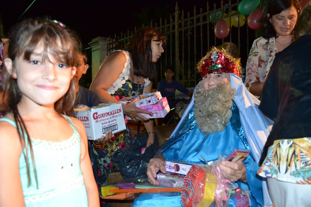 Una niña esperando su juguete.