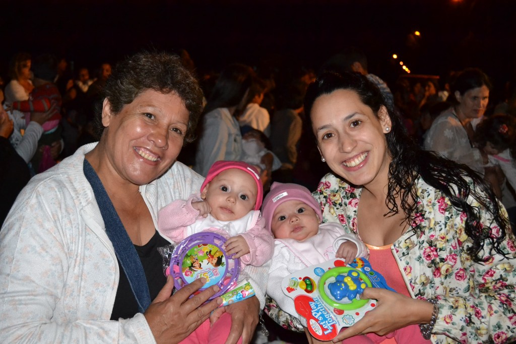 Las mellizas Ambar y Amparo en su primera entrega de juguetes.