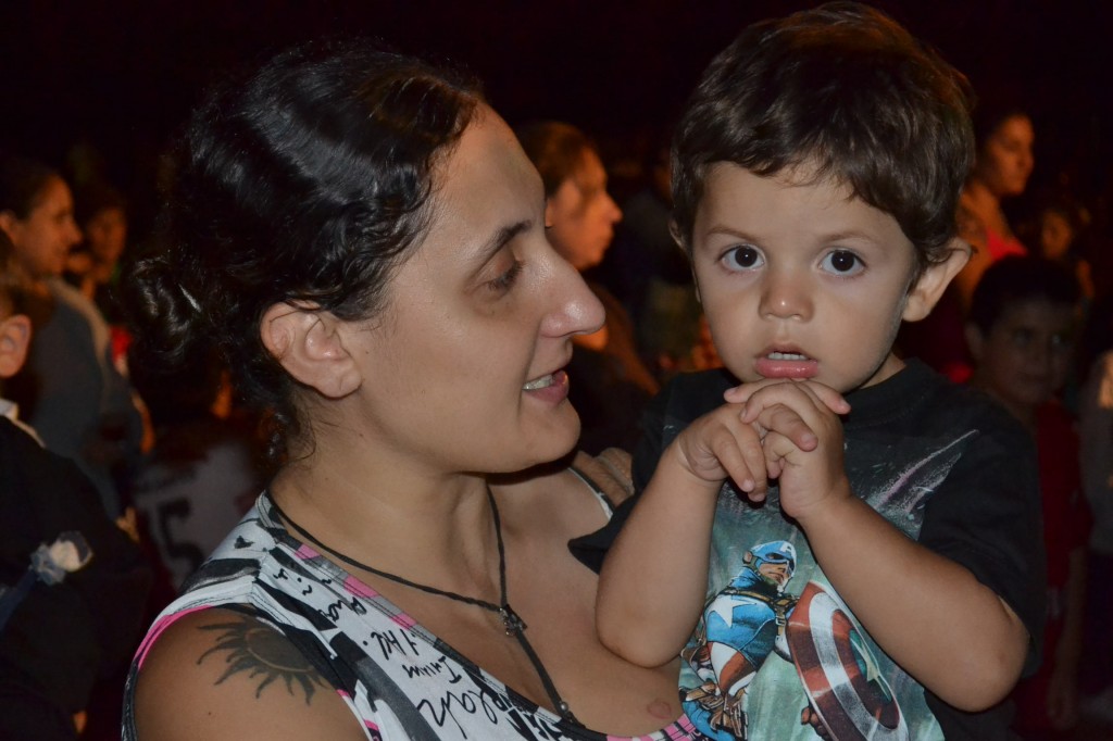 Jonas esperando su turno junto a su mamá.