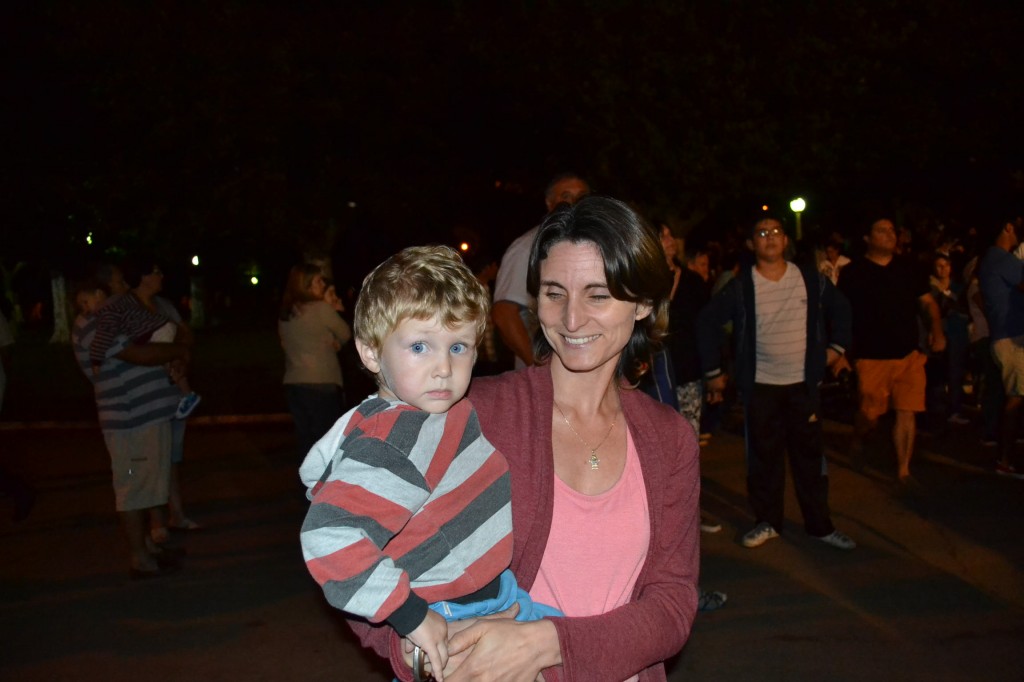 Juan Sebastián con su mamá esperando por su juguete.