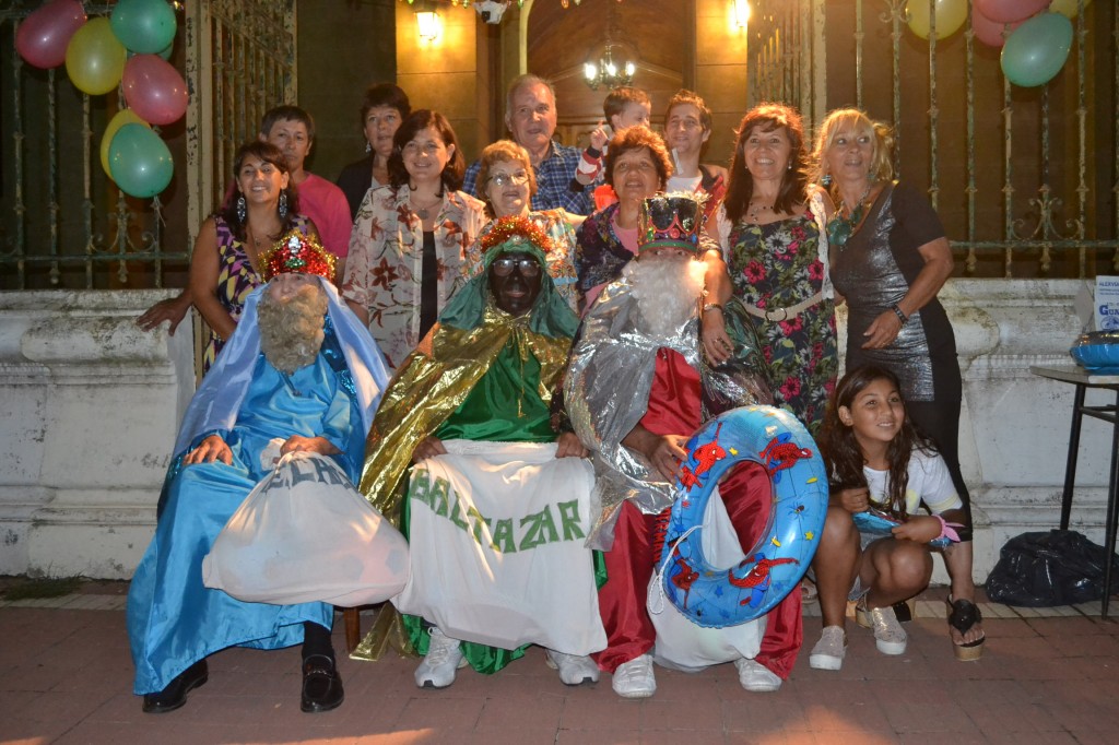 Los Reyes Magos junto al grupo organizador del evento.