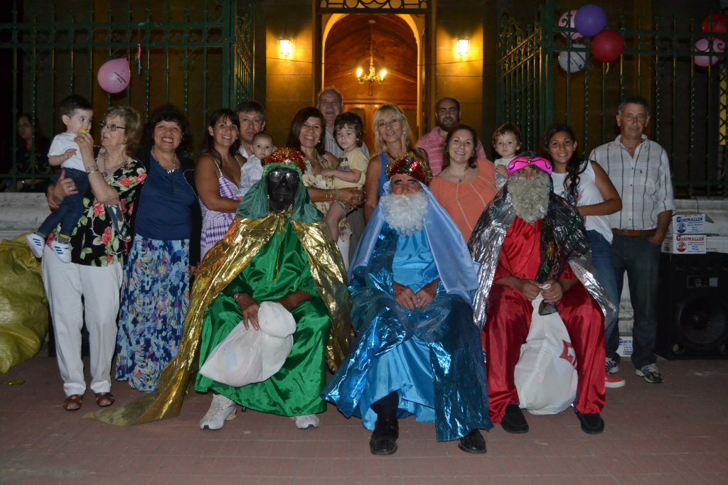Los Reyes Magos junto a las personas que organizan el evento.