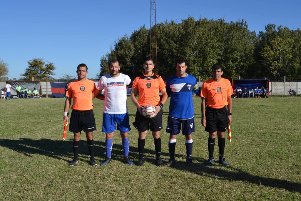 El árbitro del encuentro, sus colaboradores y capitanes de los equipos.