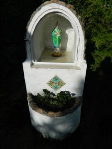 Gruta ubicada en jardín del hogar Assali-Muñoz.