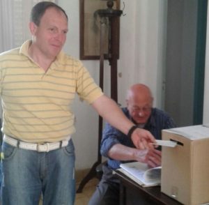 Santiago Terrile al momento de emitir su voto.