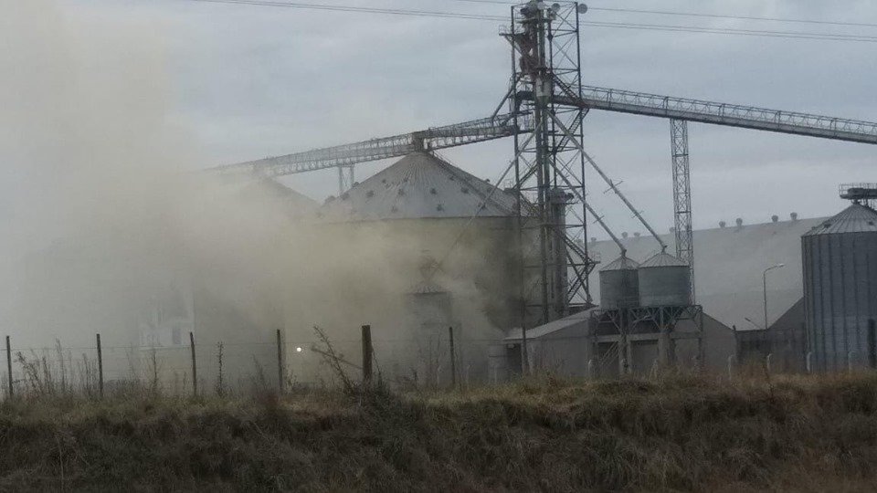 Imagen minutos después de la explosión en un silo de la planta de acopio de cereales de Agricultores Federados Argentinos de Rojas