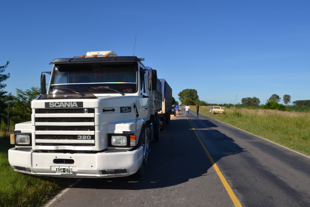 El Scania de Vespaciano detenido sobre la banquina, luego de haber perdido gran parte de la carga en la cinta asfáltica.