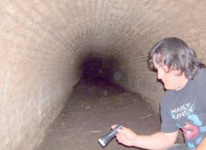 Imagen de los túneles ocultos descubiertos en Luján.