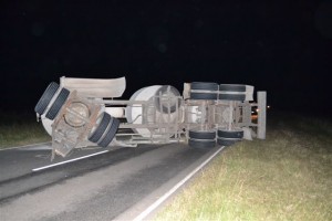 Vuelco de camiones, una constante en rutas bonaerenses, producto del pésimo estado. Esta imagen pertenece al vuelco de un transporte de cal, oriundo de Sierras Bayas, ocurrido el pasado 15 de abril, en el kilómetro 144 de la RP 51.