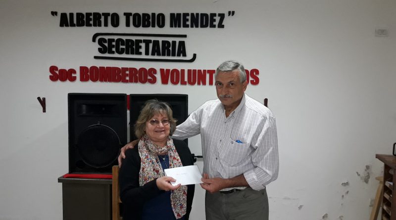 Aimoré Papini entrega su premio a María Susana Márquez