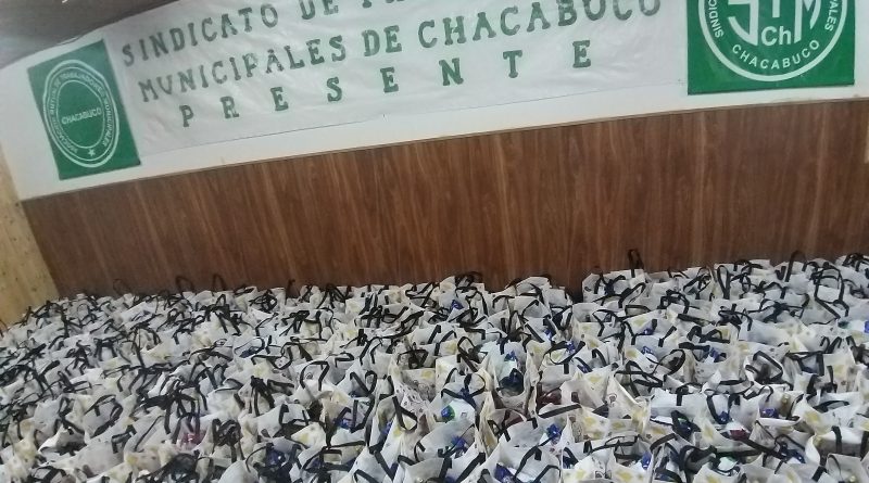 Entrega de bolsos navideños