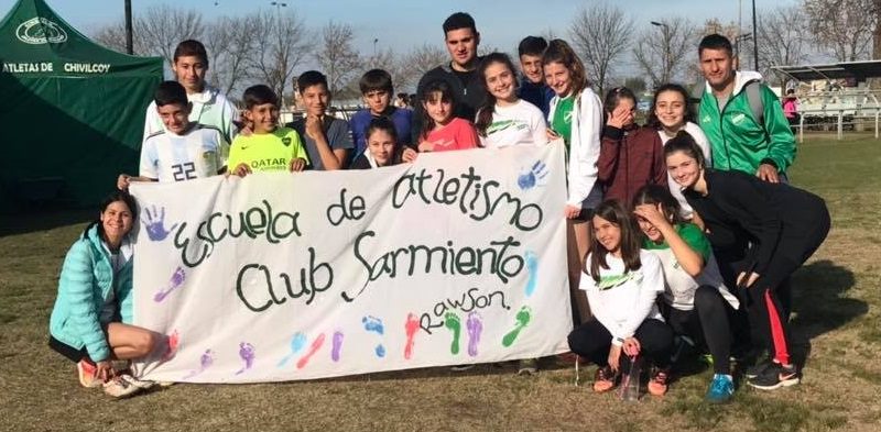 Integrantes de la Escuela de Atletismo del Cub Sarmiento en Chivilcoy. Foto gentilezaa Facebook de la institución