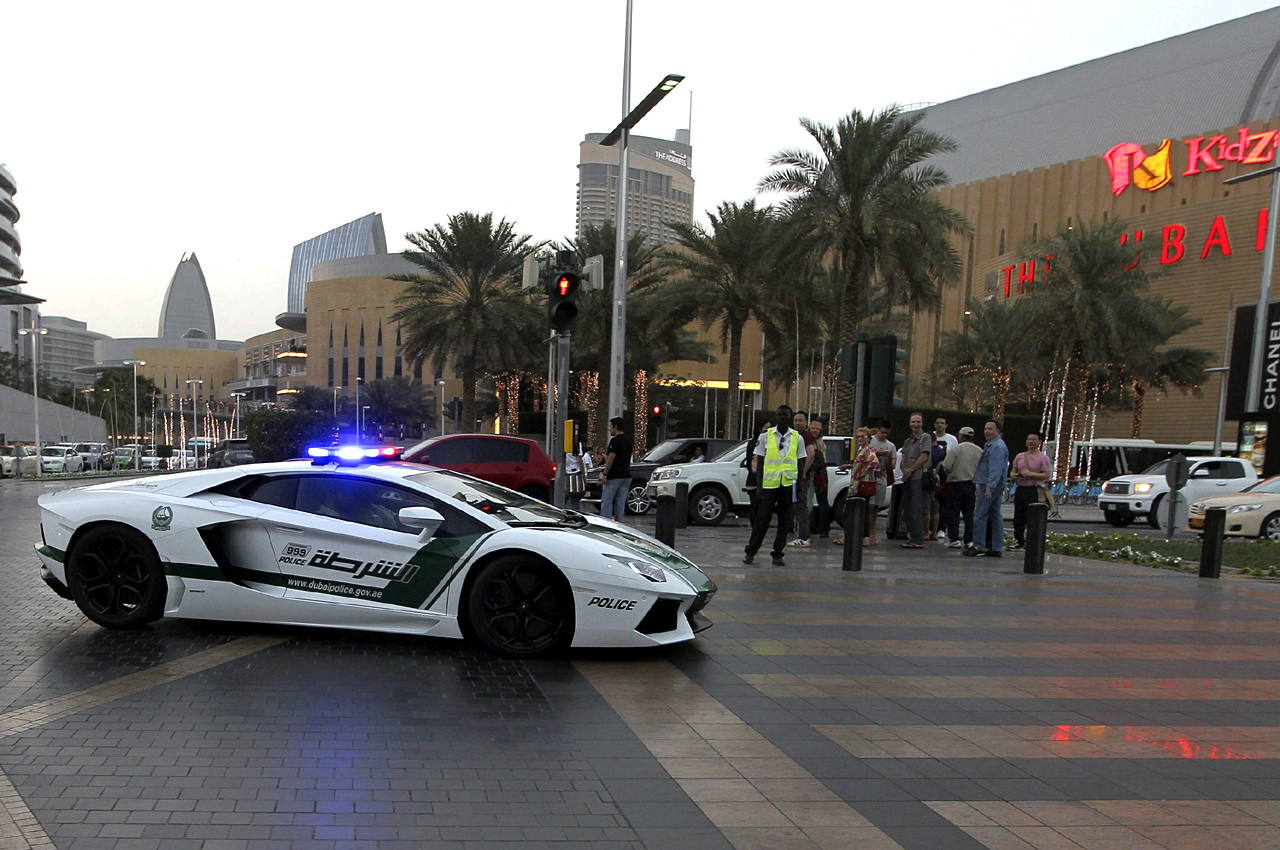 LA POLICÍA DE DUBAI PATRULLA LAS CALLES EN AUTOS QUE CUESTAN MÁS DE 400 MIL  EUROS - Radio Sobre Nivel
