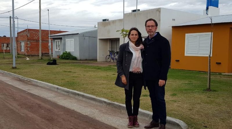 Garello junto al intendente Torchio visitó el plan municipal de viviendas de Carlos Casares