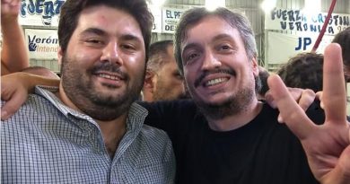 Aimoré Papini junto a Máximo Kirchner en el Congreso del PJ en La Matanza.