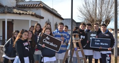 Alumnos de 3º Año colocando los carteles