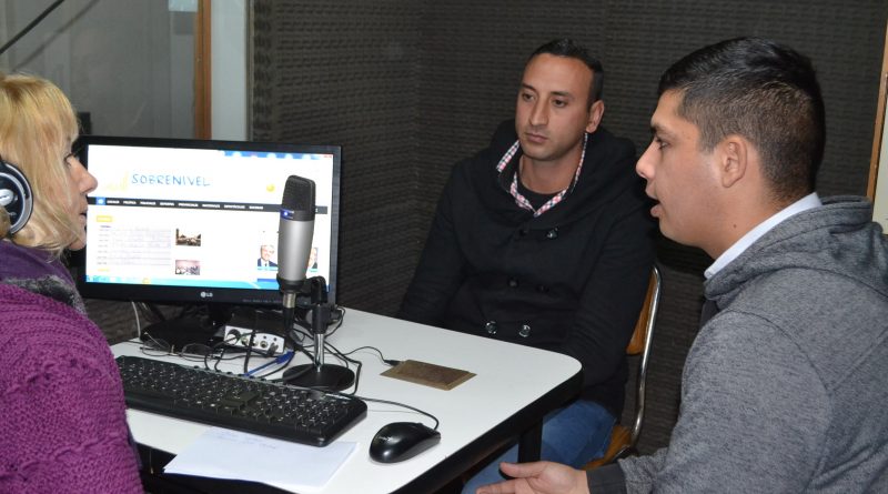 Rocha y Oriz Chaliup en la entrevista con del Castillo en la radio de Rawson