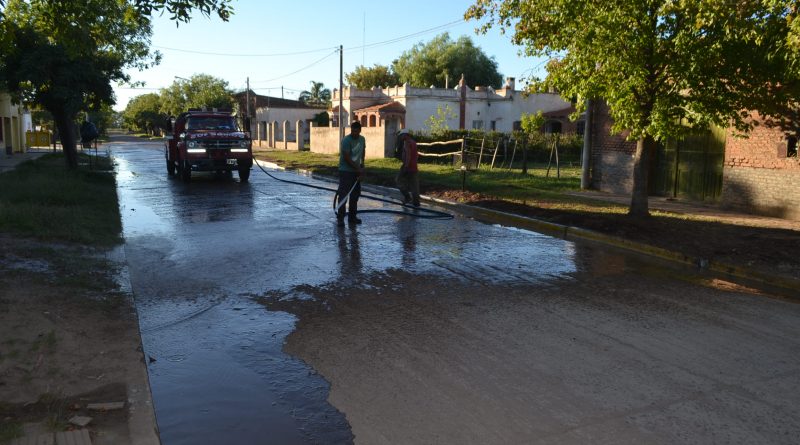 Lavado del asfalto en calle San Martín