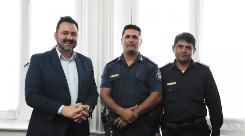 Los policías Loto y Sánchez fueron reconocidos por el Intendente Municipal
